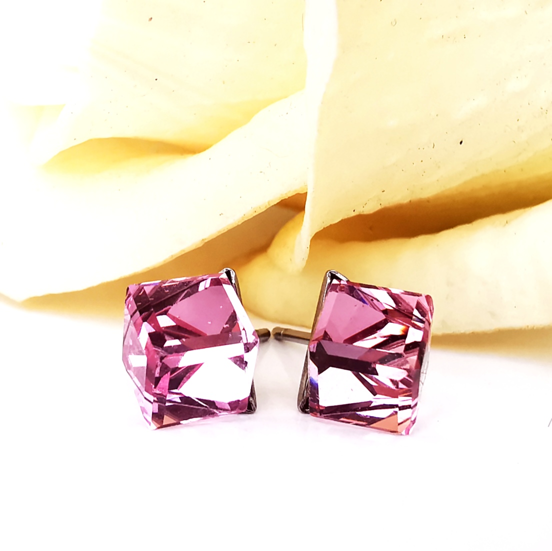 Kocka fülbevaló 6mm halványrózsaszín Swarovski kristállyal